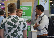 Roy van Beest of PEAX Data explains to visitors in the crowded exhibition hall full of new companies and developments.